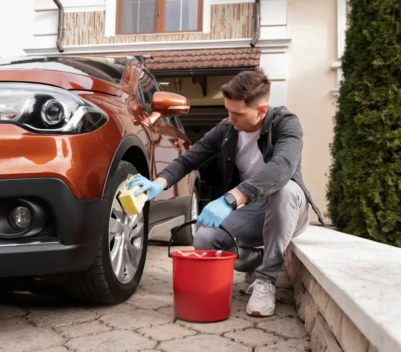 Lavage auto à domicile Vimenet : professionnel intervenant sur un véhicule